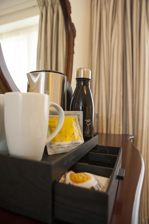 The Bishops Table Hotel فارنهام المظهر الخارجي الصورة