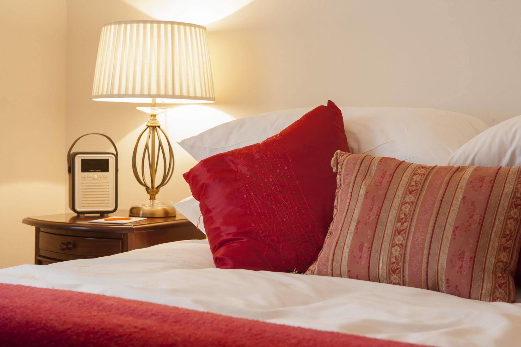 The Bishops Table Hotel فارنهام المظهر الخارجي الصورة